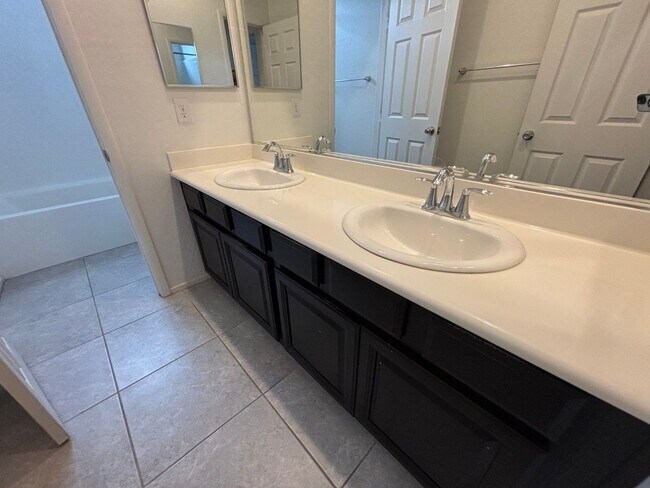 Building Photo - Beautiful Gated 3-Bed, 2.5-Bath Townhome in North Las Vegas!