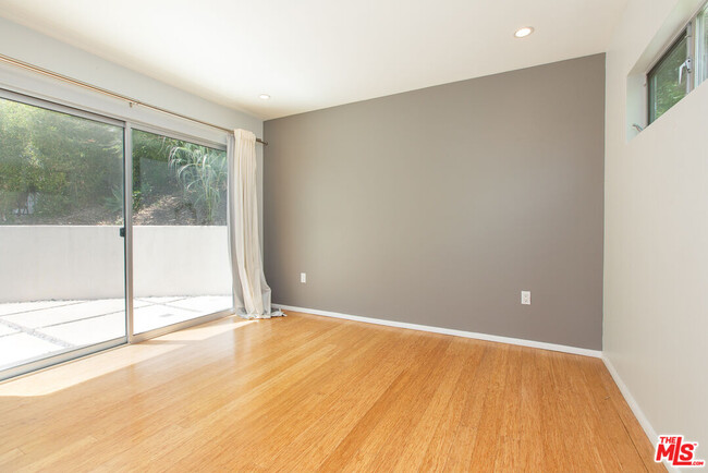 Building Photo - 3907 De Longpre Ave