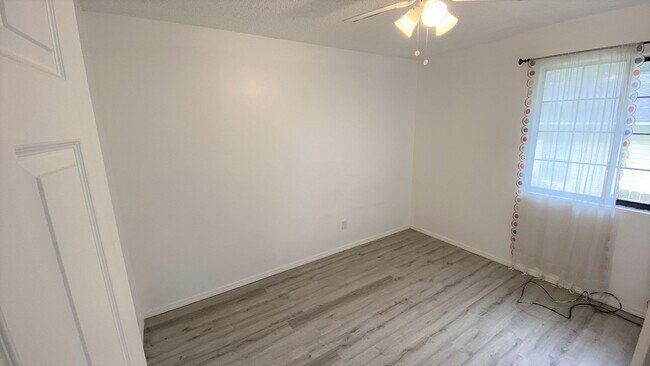 Building Photo - Updated 3/2 w/ Stainless Steel Appliances,...