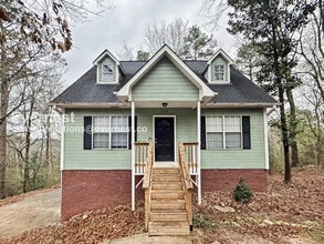 Building Photo - 3 Bed, 2 Bath Home with Garage / Pet-Friendly / Vouchers Accepted / Available Now!