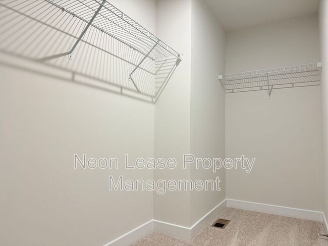 Building Photo - 7287 Clubhouse Dr