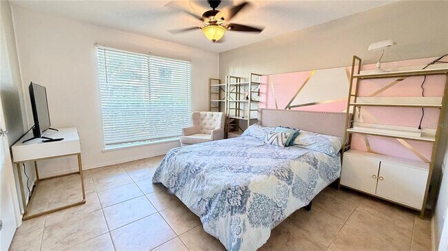 Building Photo - 9481 Highland Oak Dr