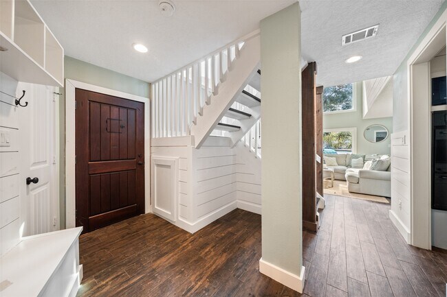 Building Photo - 3203 Poe Dr