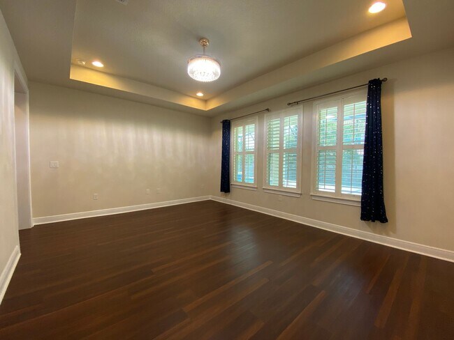 Building Photo - Exquisite 6-Bedroom Estate with Private Po...