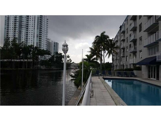 Building Photo - 1720 NW N River Dr