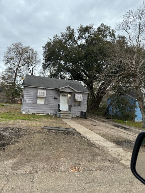 Building Photo - 5223 Bradley St