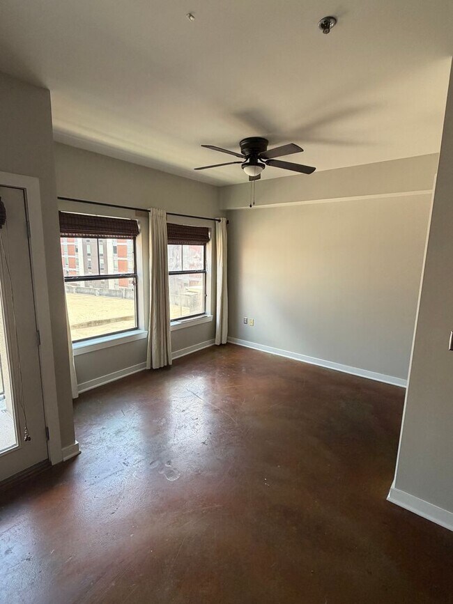 Building Photo - Modern One Bedroom Midtown Condo