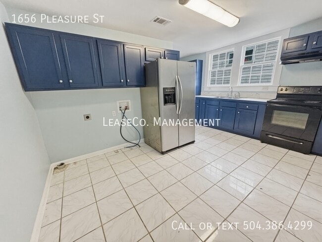 Building Photo - 1656 Pleasure St