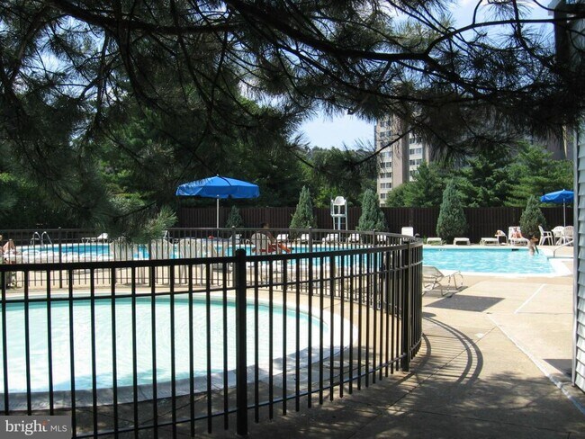 Building Photo - 5340 Holmes Run Pkwy