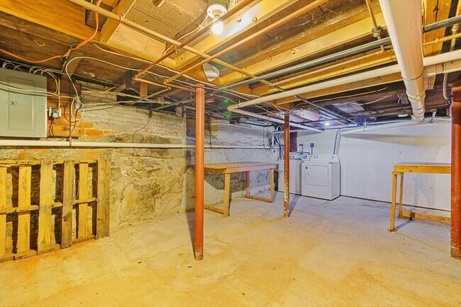 Building Photo - 56 Central St