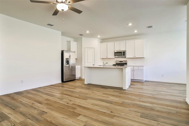 Building Photo - Cute Newer 4-2-2 N Ft. Worth