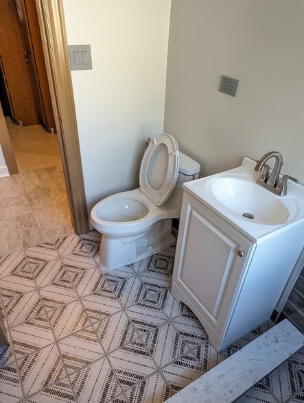 Building Photo - 3322 W Catalpa Ave