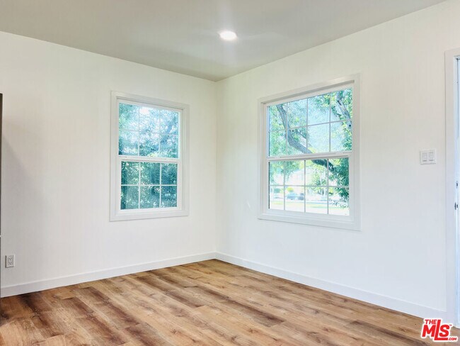 Building Photo - 938 W Glenoaks Blvd