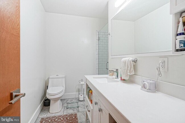 Building Photo - 1926 Bainbridge St