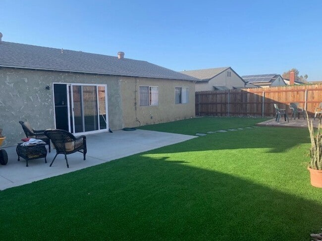Building Photo - Beautiful 3 bedroom 2 bath Home in Imperial Beach