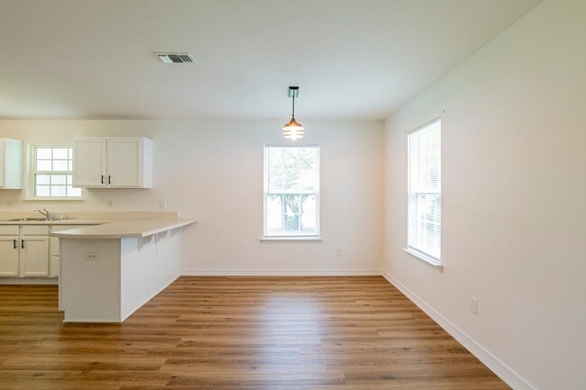 Building Photo - Close to UWF!