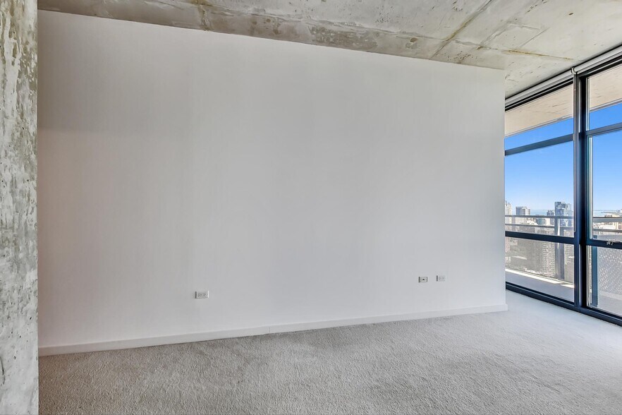 Building Photo - 235 W Van Buren St