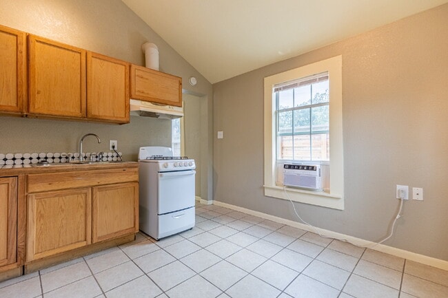 Building Photo - 330 Gem Ln
