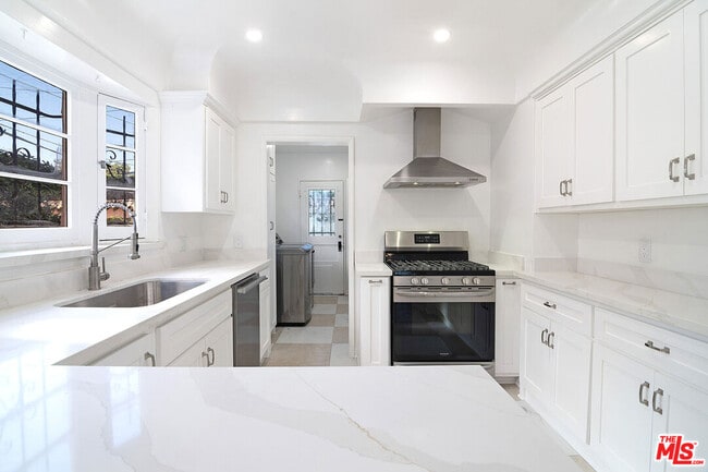 Building Photo - 1040 S Alfred St