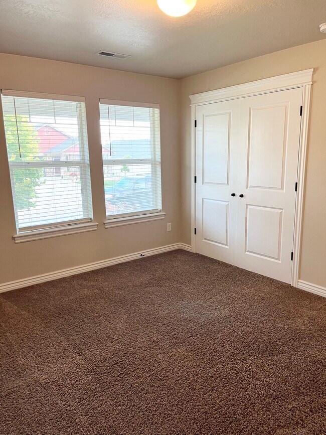 Building Photo - Silver Lining