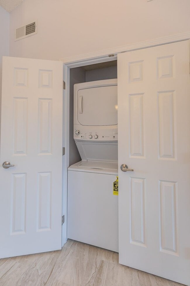 Building Photo - Comfortable 2 Bed 2 Bath - Pet Friendly & New Amenities!
