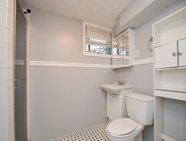 Building Photo - Spacious Living