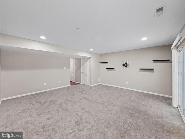 Building Photo - 7425 Willow View Ln