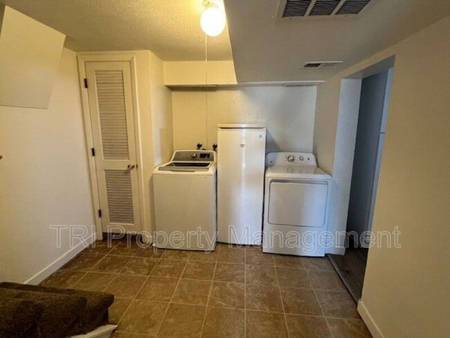 Building Photo - 327 S 2nd St