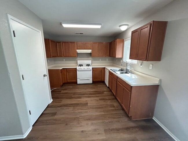 Building Photo - Newly remodeled 3 bedroom 2.5 bathroom in ...