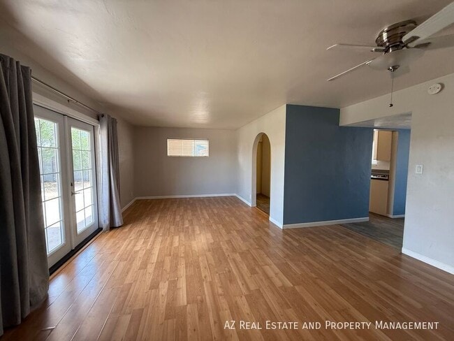 Building Photo - 1725 S Farmer Ave