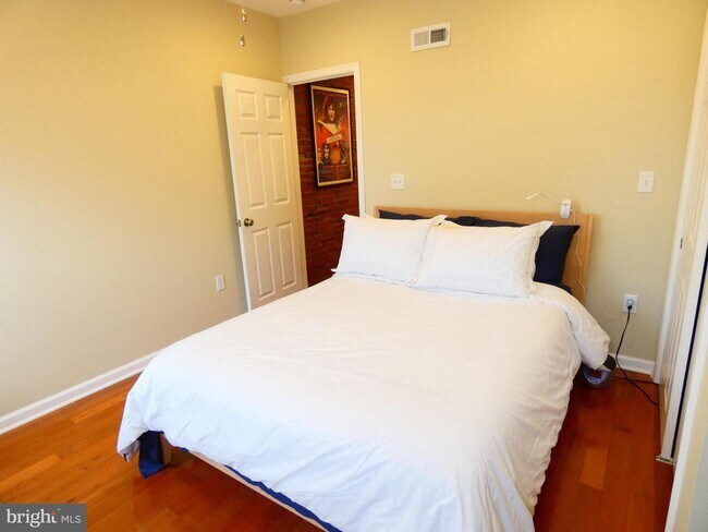 Building Photo - 2043 Martha St