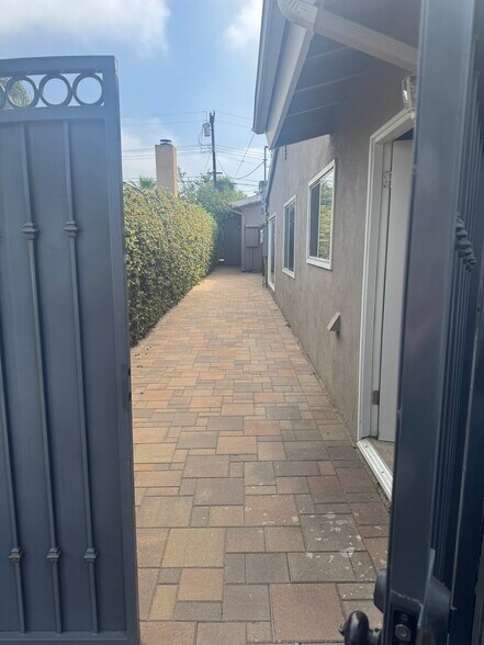 Building Photo - 10166 Petit Ave