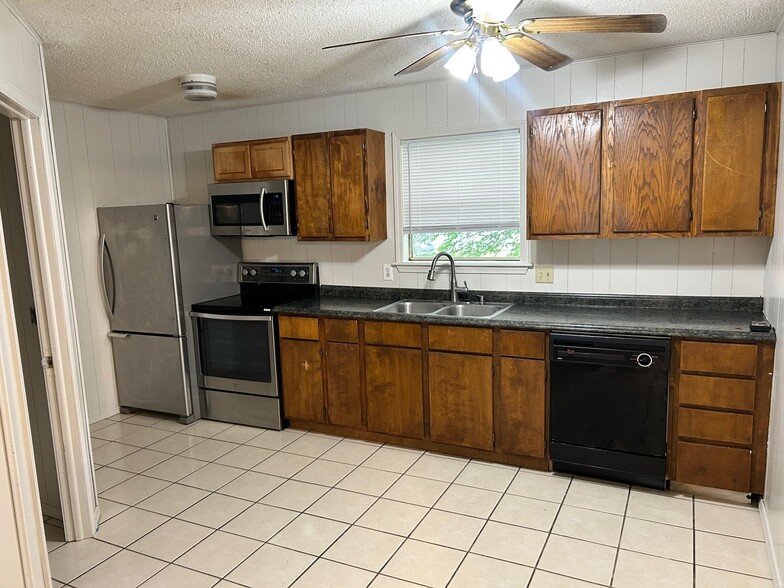 Building Photo - 1216 Highland Ave