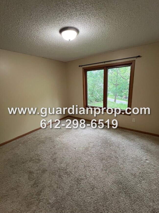 Building Photo - Mahtomedi House Available Now, Open Floor Plan, Master Suite, 2 Fireplaces, Deck
