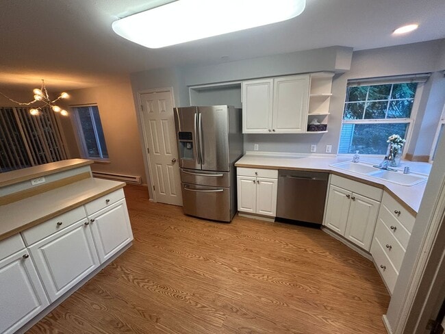 Building Photo - 3 Bed, 2.5 bath Townhome w/1-car garage in Highland Park neighborhood of Renton, $3,075/mo.