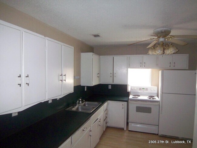 Building Photo - 2305 27th St