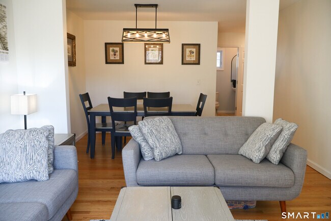 Building Photo - 25 W Silver St