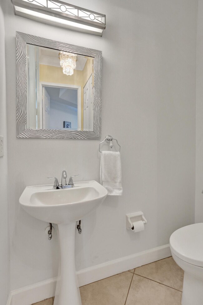 Building Photo - 15910 Lindbergh Ln