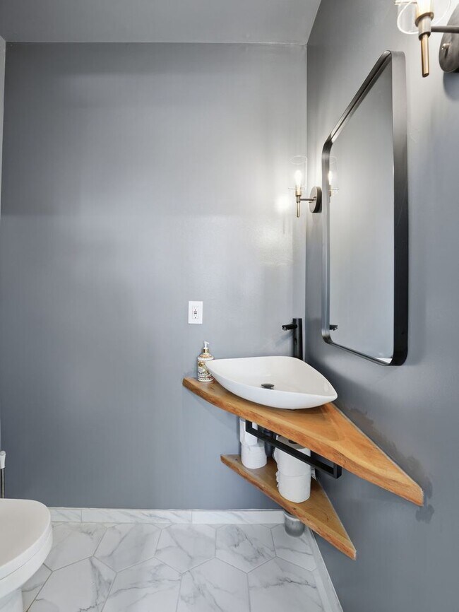 Building Photo - Freshly Refined Home with Generous Space and Timeless Appeal