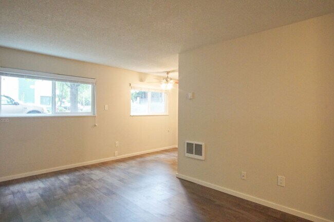 Building Photo - Spacious Ground-Floor One-Bedroom in Desir...