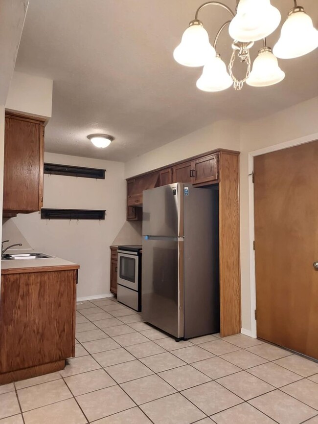 Building Photo - Charming 3-Bed, 2-Bath Rental Home in West...