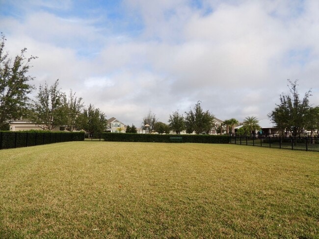 Building Photo - Move in ready! Newer home in great location.