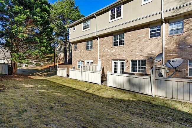 Building Photo - 6900 Roswell Rd