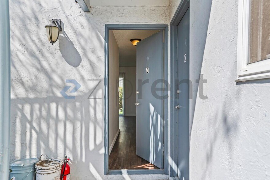 Building Photo - 3865 Almond Ave