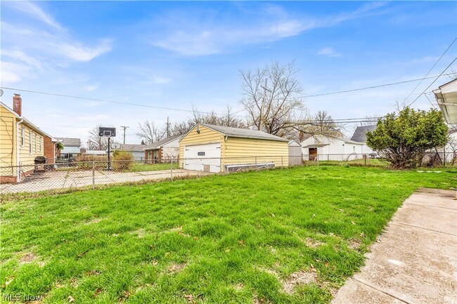 Building Photo - 655 E 240th St