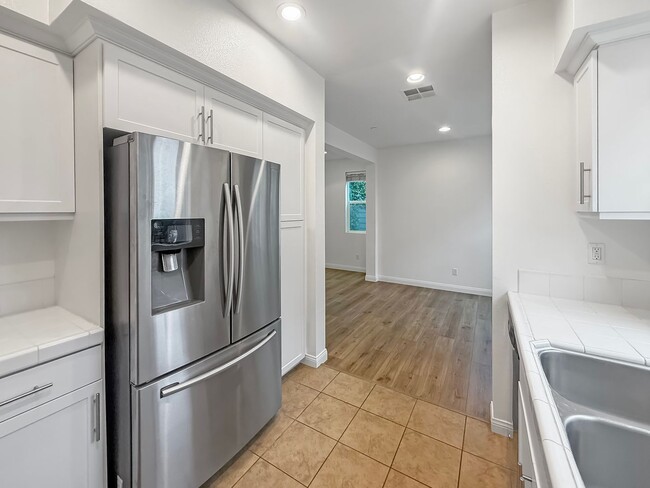 Building Photo - Great 2B/2.5BA Townhome in Escondido!