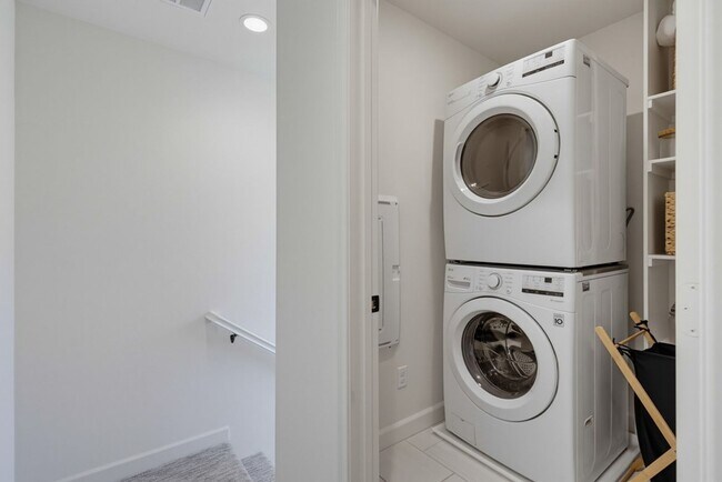 Building Photo - 956 Blackstone Dr