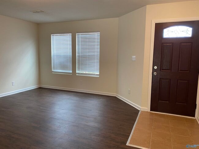 Building Photo - 3071 Lakeland Dr SW