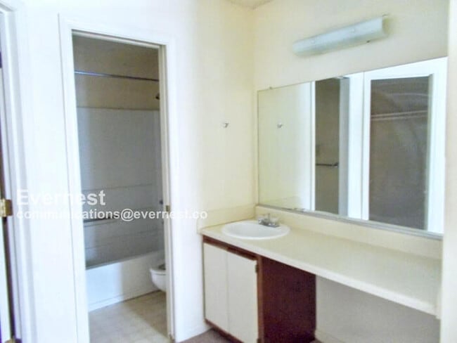 Building Photo - 105K Stratford Dr