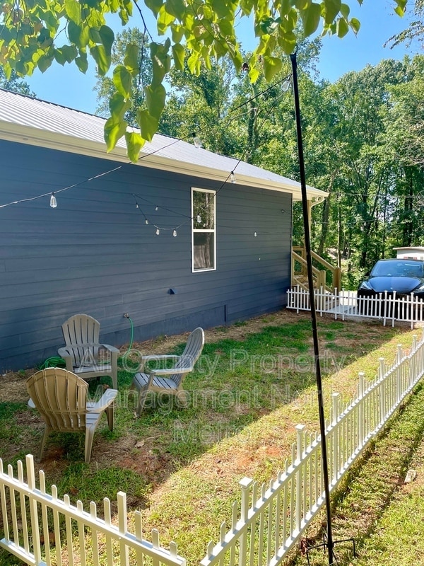 Building Photo - 5390 Valley Dr